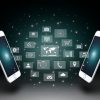 Gérer votre WordPress depuis un téléphone portable Modern communication technology illustration with smartphones interacting and holographic background